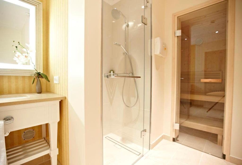 Steigenberger Grandhotel & Spa Heringsdorf Exterior foto A shower enclosure