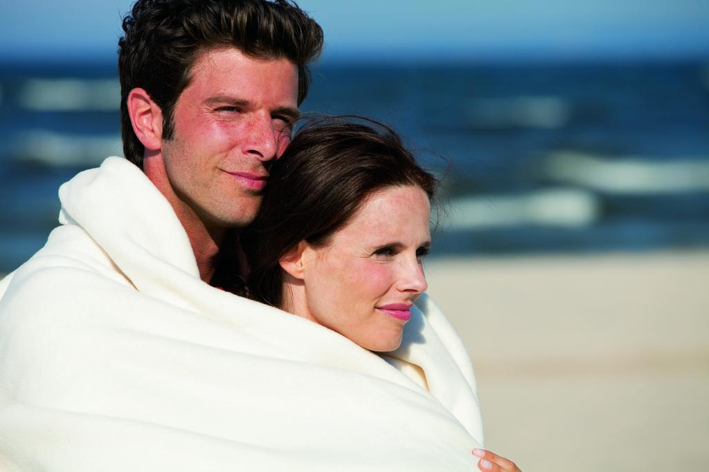 Steigenberger Grandhotel & Spa Heringsdorf Exterior foto A couple wrapped in a blanket